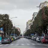 Un quartiere, il Murat, che da sempre fa rima con shopping, incarnato dai negozi di Corso Cavour: una via che continua nostalgicamente a raccontare l�anima commerciale di Bari